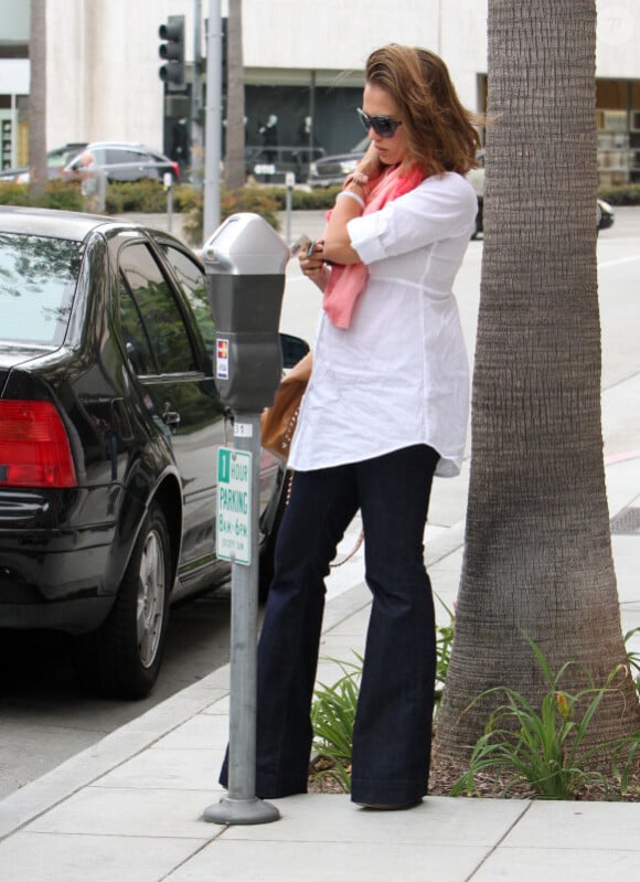 Jessica Alba en balade à Hollywood le 16 mai 2011 