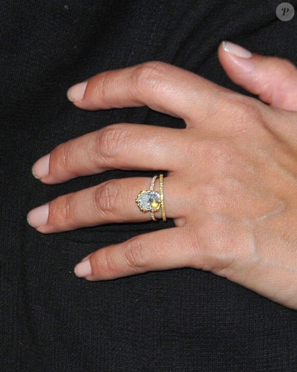 Jessica Alba a sorti ss plus beaux bijoux pour briller à l'ouverture de la boutique de Rimowa le 16 mai 2011