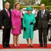Mardi 17 mai 2011, la reine Elizabeth II, accompagnée de son époux le duc d'Edimbourg et reçue par la présidente Mary MacAleese, entamait une visite de quatre jours en République d'Irlande, dans des conditions de sécurité drastiques, 100 ans après la dernière visite d'un monarque britannique (George V) et en vue de sceller la réconciliation du royaume et de son ancienne colonie. D'où sa tenue aux couleurs du pays hôte.