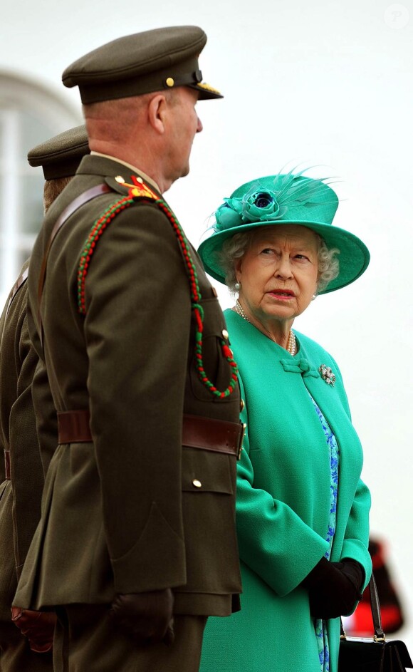Mardi 17 mai 2011, la reine Elizabeth II entamait une visite de quatre jours en République d'Irlande, dans des conditions de sécurité drastiques, 100 ans après la dernière visite d'un monarque britannique (George V) et en vue de sceller la réconciliation du royaume et de son ancienne colonie. D'où sa tenue aux couleurs du pays hôte.