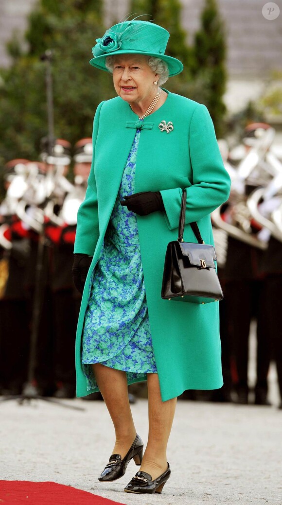 Mardi 17 mai 2011, la reine Elizabeth II entamait une visite de quatre jours en République d'Irlande, dans des conditions de sécurité drastiques, 100 ans après la dernière visite d'un monarque britannique (George V) et en vue de sceller la réconciliation du royaume et de son ancienne colonie. D'où sa tenue aux couleurs du pays hôte.