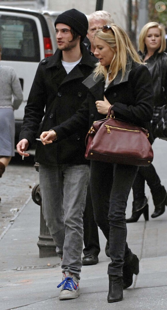 Sienna Miller et Tom Sturridge avant qu'ils ne tombent amoureux, à New York, le 11 octobre 2009.