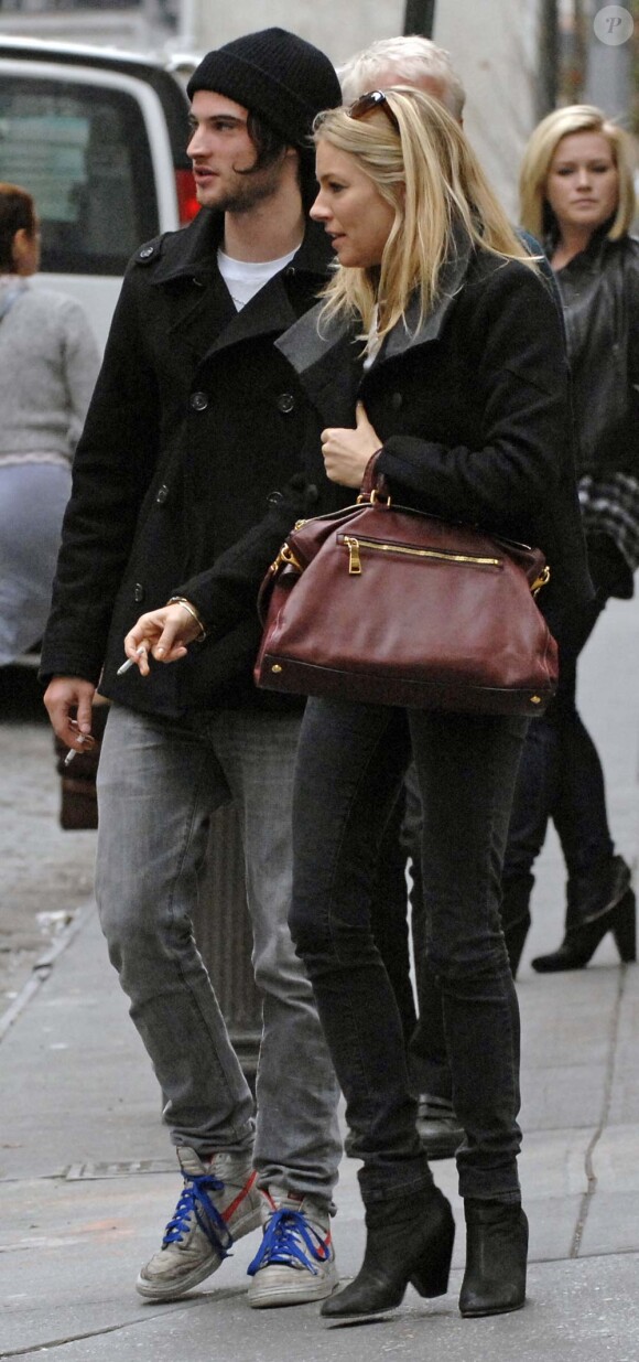 Sienna Miller et Tom Sturridge avant qu'ils ne tombent amoureux, à New York, le 11 octobre 2009.