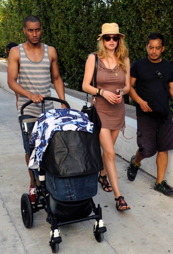 Doutzen Kroes en compagnie de son mari le DJ Sunnery James et leur enfant Phyllon en mars 2011