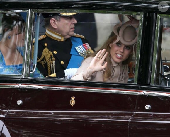 Les princesses Eugenie et Beatrice n'ont pas impressionné par leur style lors des noces de Kate et William, à Londres, le 29 avril 2011.