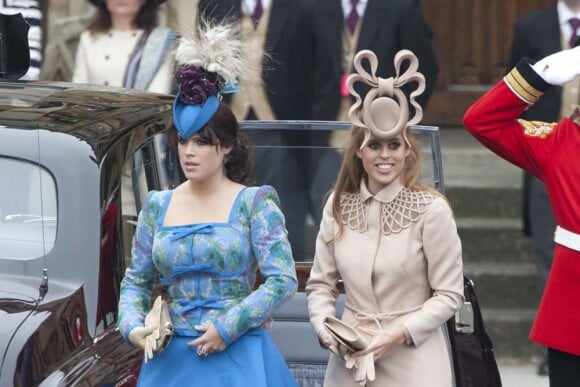 Les princesses Eugenie et Beatrice n'ont pas impressionné par leur style lors des noces de Kate et William, à Londres, le 29 avril 2011.