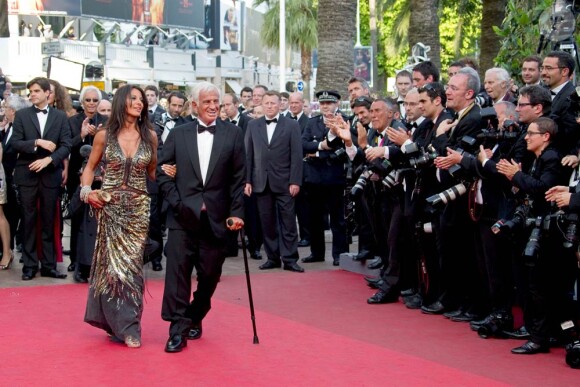 Jean-Paul Belmondo et Barbara Gandolfi, lors du 64e festival de Cannes. La manifestation rend hommage au grand artiste, avec la projection d'un documentaire qui lui est consacré.
