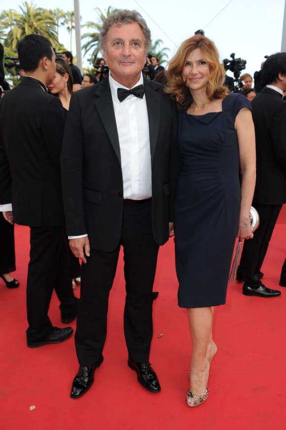 Florence Pernelle et son compagnon Patrick Rotman lors de la montée des marches du film La Piel que habito de Pedro Almodovar en compétition pour la palme d'or lors du 64e Festival de Cannes le jeudi 19 mai 2011