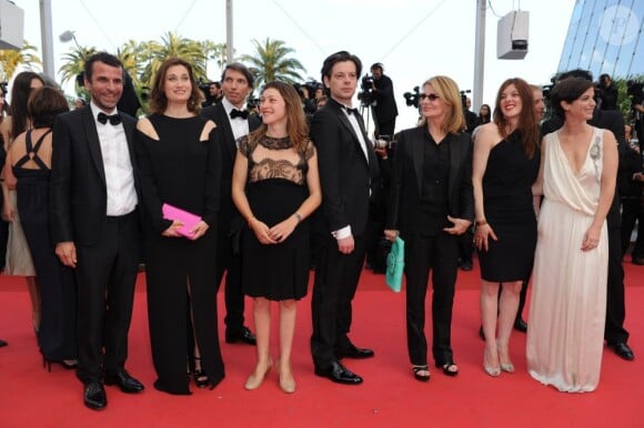 Nicole Garcia accompagnée d'Emmanuelle Bedos, Benjamin Biolay et l'équipe du film Pourquoi tu pleures ? lors de la montée des marches du film La Piel que habito de Pedro Almodovar en compétition pour la palme d'or lors du 64e Festival de Cannes le jeudi 19 mai 2011