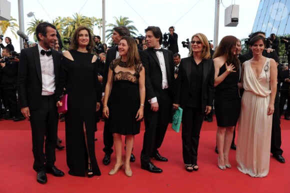 Nicole Garcia accompagnée d'Emmanuelle Bedos, de Benjamin Biolay et de l'équipe du film Pourquoi tu pleures ? lors de la montée des marches du film La Piel que habito de Pedro Almodovar en compétition pour la palme d'or lors du 64e Festival de Cannes le jeudi 19 mai 2011