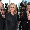 Nicole Garcia, avec une magnifique pochette en python signée Tod's, lors de la montée des marches du film La Piel que habito de Pedro Almodovar en compétition pour la palme d'or lors du 64e Festival de Cannes le jeudi 19 mai 2011