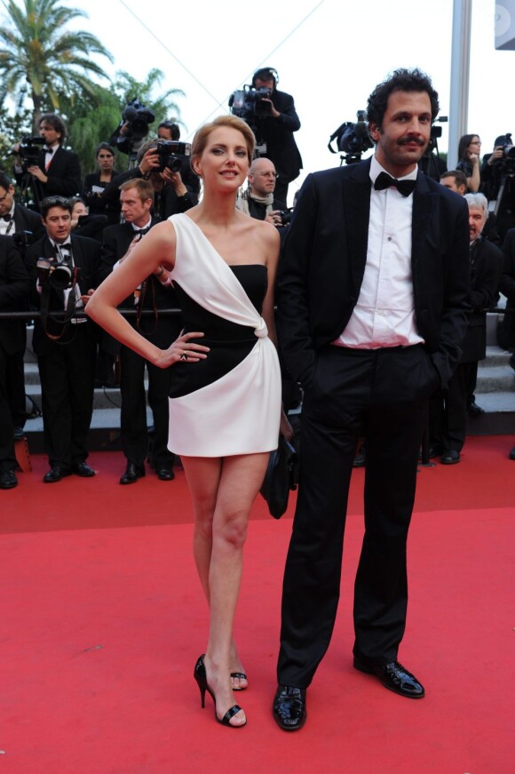 Frédérique Bel lors de la montée des marches du film La Piel que habito de Pedro Almodovar en compétition pour la palme d'or lors du 64e Festival de Cannes le jeudi 19 mai 2011