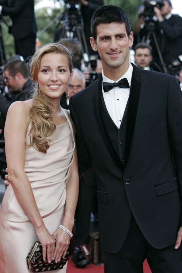 Le tennisman Novak Djokovic et sa délicate compagne, Jelena Ristic étaient à Cannes pour The Beaver, le 17 mai 2011. Encore un couple bien élégant.