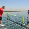 Ivan Lendl (en rouge) et Pat Cash (bandeau) sont bien arrivés à Francfort, en Allemagne, pour le tournoi senior The Cup of Legends qui s'y tient du 20 au 22 mai. Pour promouvoir l'événement, ils se sont offert un duel au sommet... sur le toit en verre d'un hôtel !
