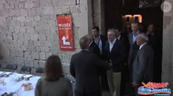 Robert de Niro arrive sur la place dela Castre pour déguster  l'aïoli offert par le maire de Cannes, le 20 mai 2011.