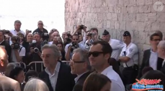 Robert de Niro et son jury dégustent l'aïoli offert par le maire de Cannes, le 20 mai 2011.