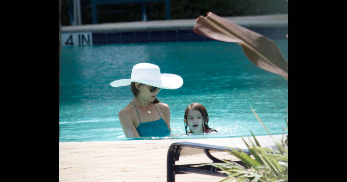 16 Filles Tombent Enceinte Dans Une Piscine Katie Holmes et la petite Suri s'amusent dans la piscine d'un hôtel de