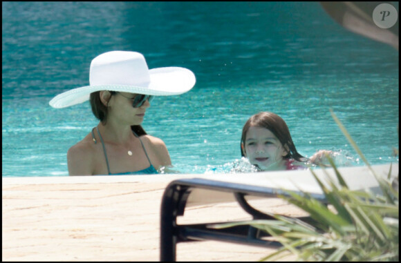 Katie Holmes et la petite Suri s'amusent dans la piscine d'un hôtel de Miami le 16 mai 2011