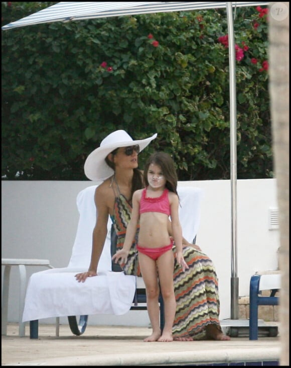 Katie Holmes et sa chipie Suri profitent de la piscine d'un hôtel à Miami, le 16 mai 2011