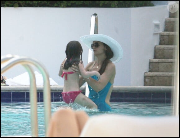 Katie Holmes s'amuse dans l'eau avec Suri, 5 ans. Miami, 16 mai 2011
