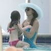 Katie Holmes et la petite Suri s'amusent dans la piscine d'un hôtel de Miami le 16 mai 2011