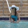 Katie Holmes et la petite Suri se détendent dans une piscine à Miami le 15 mai 2011 pendant que Tom Cruise travaille !