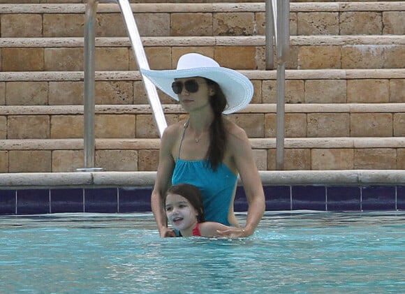 Katie Holmes et la petite Suri se détendent dans une piscine à Miami le 15 mai 2011 pendant que Tom Cruise travaille !