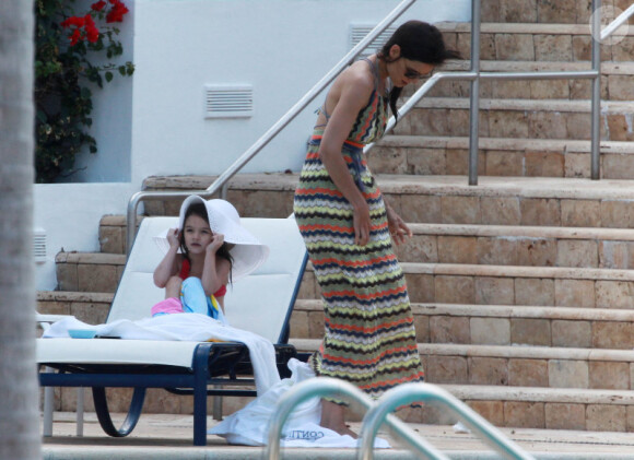 Katie Holmes et la petite Suri se détendent dans une piscine à Miami le 16 mai 2011