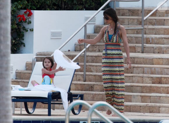 Katie Holmes et la petite Suri se détendent dans une piscine à Miami le 16 mai 2011