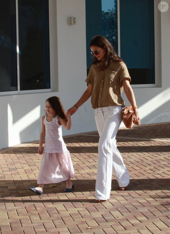 Katie Holmes et Suri s'offrent une petite balade à Miami, le 16 mai 2011