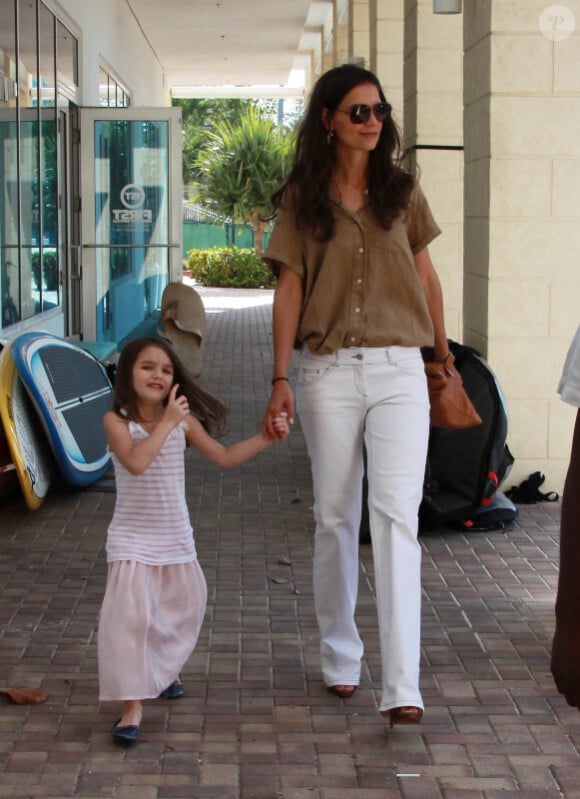 Katie Holmes et Suri s'offrent une petite balade à Miami, le 16 mai 2011