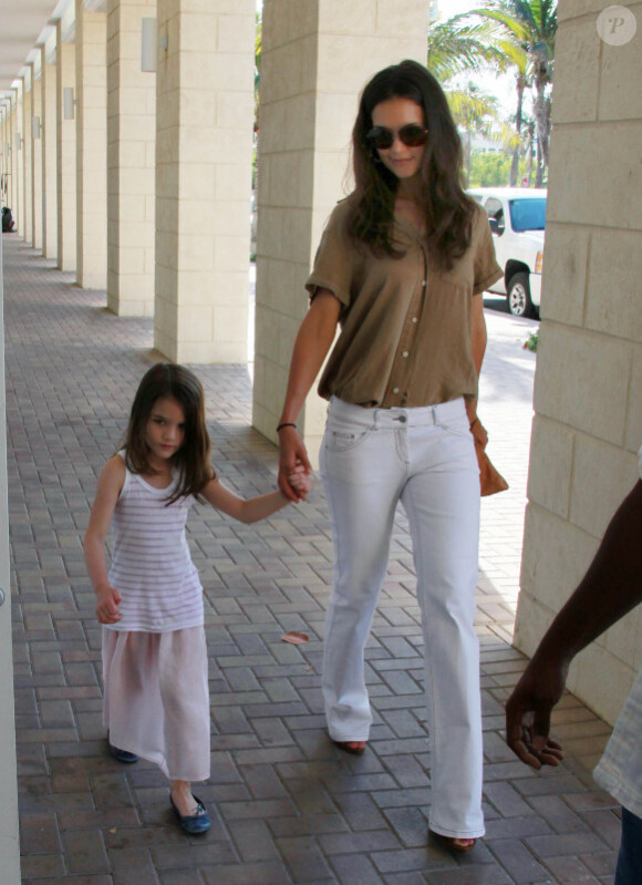 Katie Holmes et Suri s'offrent une petite balade à Miami, le 16 mai 2011