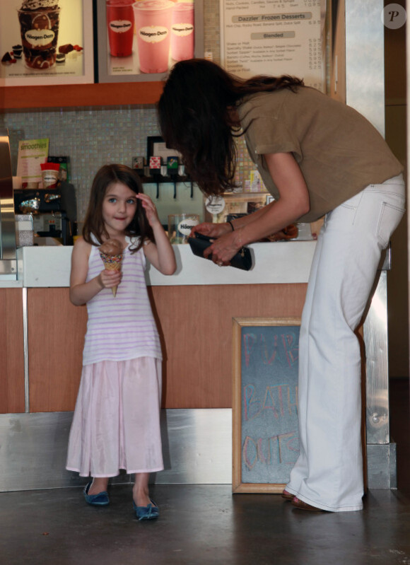 Le 16 mai 2011, Katie Holmes et Suri se font une sortie entre filles à Miami pour déguster une bonne glace !   