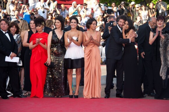 Hiam Abbass, Sabrina Ouazani, Hafsia Herzi, Radu Mihaileanu, Leïla  Bekhti - très émue - et Biyuna lors de la présentation de La Source des femmes au  festival de Cannes le 21 mai 2011