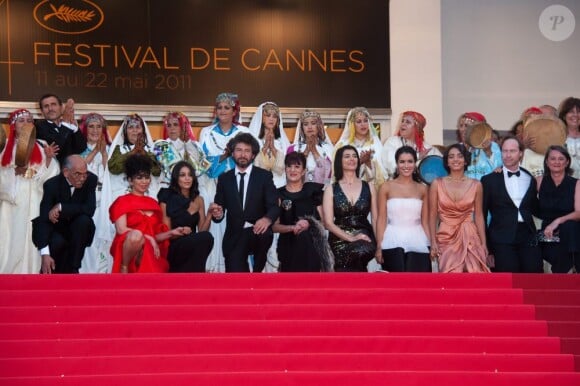 Hiam Abbass, Sabrina Ouazani, Hafsia Herzi, Radu Mihaileanu, Leïla  Bekhti et Biyouna, avec les femmes du village marocain où a été tourné le film lors de la présentation de La Source des femmes au  festival de Cannes le 21 mai 2011