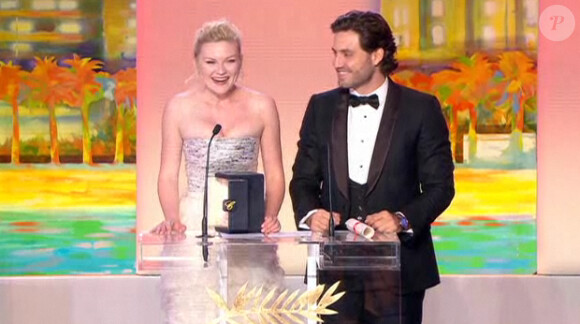 Kirsten Dunst reçoit le prix de l'interprétation féminine des mains d'Edgard Ramirez