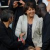 Martine Aubry salue Lilian Thuram et Michel Cymès au match PSG-Lille, dans le cadre de la 37e journée de Ligue 1 au Parc des Princes (Paris), samedi 21 mai 2011.