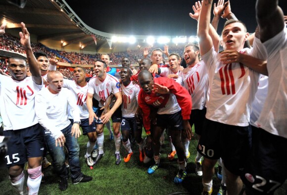 Les joueurs de Lille savourent leur titre de champion de France au Parc des Princes (Paris), samedi 21 mai 2011.