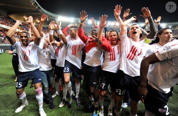 Les joueurs de Lille savourent leur titre de champion de France au Parc des Princes (Paris), samedi 21 mai 2011.