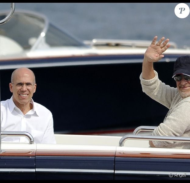 Steven Spielberg passe un beau moment en famille et avec son ami Jeffrey Katzenberg sur son yacht au large de Cannes le 13 mai 2011