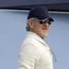 Steven Spielberg, bienheureux, passe un beau moment en famille sur son yacht au large de Cannes le 13 mai 2011