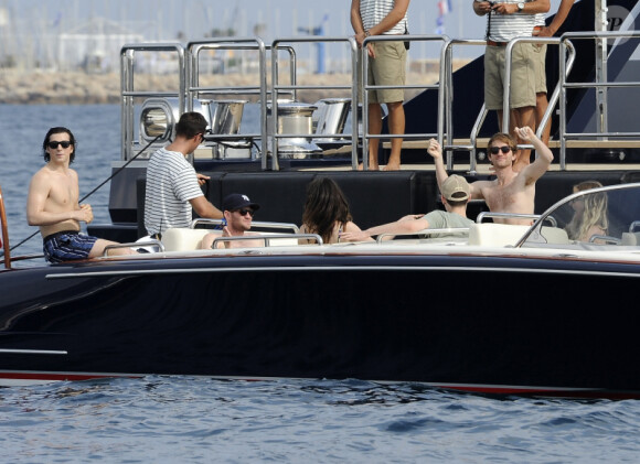 Steven Spielberg passe un beau moment en famille sur son yacht au large de Cannes le 13 mai 2011
