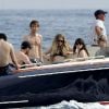 Steven Spielberg passe un beau moment en famille sur son yacht au large de Cannes le 13 mai 2011 : séjour de rêve pour ses enfants !