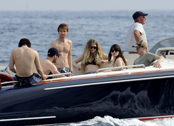 Steven Spielberg passe un beau moment en famille sur son yacht au large de Cannes le 13 mai 2011 : séjour de rêve pour ses enfants !