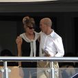 Steven Spielberg passe un beau moment en famille sur son yacht au large de Cannes le 13 mai 2011 : Jeffrey Katzenberg a rejoint son ami Steven 