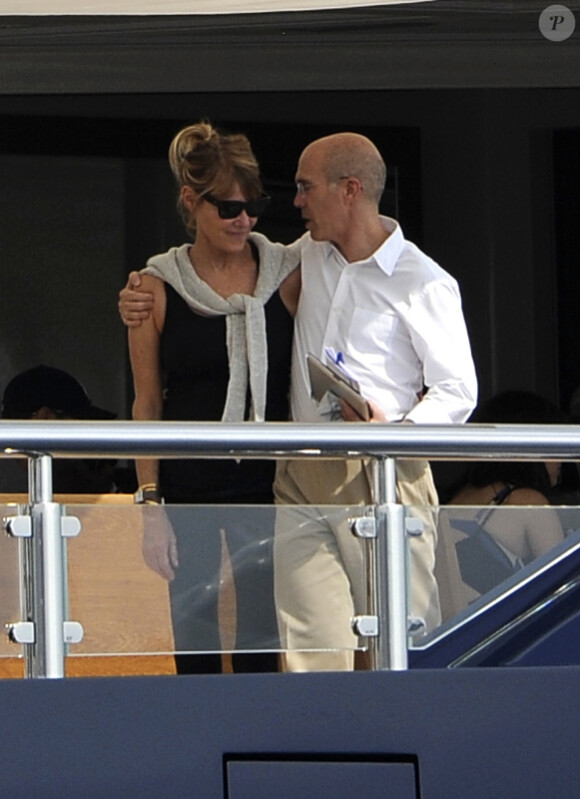 Steven Spielberg passe un beau moment en famille sur son yacht au large de Cannes le 13 mai 2011 : Jeffrey Katzenberg a rejoint son ami Steven