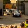 La voiture des Obama reste coincée en quittant Moneygall en Irlande, le 23 mai 2011.