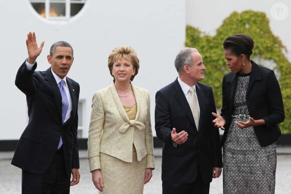Barack et Michelle Obama accueillis à Dublin par la présidente Mary McAleese et son époux, le 23 mai 2011.