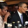 Barack et Michelle Obama dégustent une Guinness dans un pub de Moneygall, village de ses ancêtres, le 23 mai 2011.