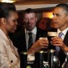 Barack et Michelle Obama dégustent une Guinness dans un pub de Moneygall, village de ses ancêtres, le 23 mai 2011.